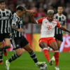 Paul Scholes and Rio Ferdinand take aim at Lisandro Martinez after Bayern Munich defeat - Bóng Đá